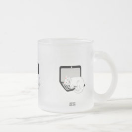 ラップトップで眠っている白猫すりガラスのマグカップ フロストグラスマグカップ