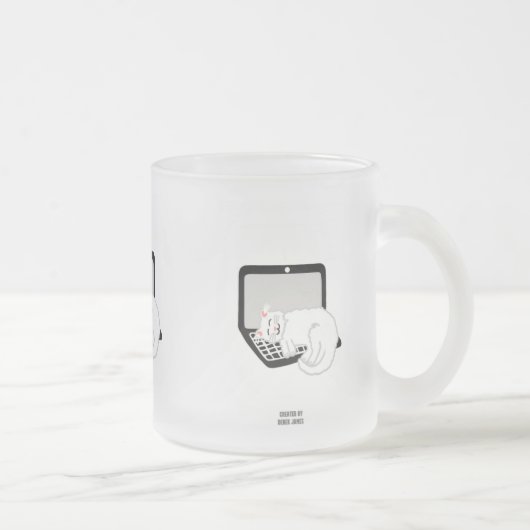 ラップトップで眠っている白猫すりガラスのマグカップ フロストグラスマグカップ (右)