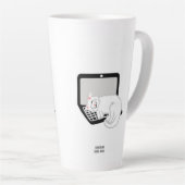 ラップトップで眠っている白猫の大きなラテマグカップ カフェラテマグ (右アングル)