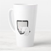 ラップトップで眠っている白猫の大きなラテマグカップ カフェラテマグ (左アングル)