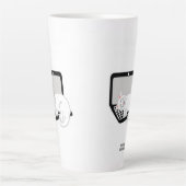 ラップトップで眠っている白猫の大きなラテマグカップ カフェラテマグ (正面)