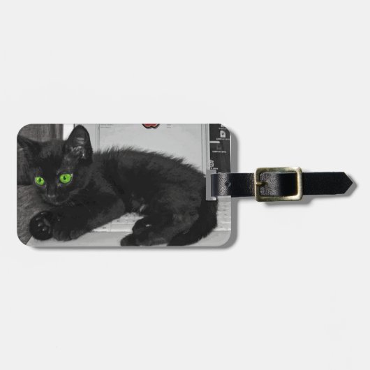 ラップトップでlounging Prunellaの黒猫 ラゲッジタグ (正面横)