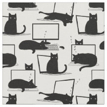 ラップトップに座っている猫