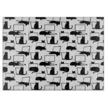 ラップトップに座っている黒猫のパターン