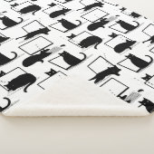 ラップトップに座っている黒猫のパターン シェルパブランケット (3/4)