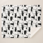 ラップトップに座っている黒猫のパターン シェルパブランケット (正面(横))