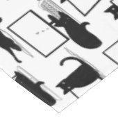 ラップトップに座っている黒猫のパターン テーブルクロス (アングル)