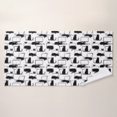 ラップトップに座っている黒猫のパターン バスタオル (バスタオル)