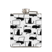 ラップトップに座っている黒猫のパターン フラスク (裏面)