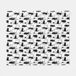 ラップトップに座っている黒猫のパターン フリースブランケット