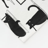 ラップトップに座っている黒猫のパターン フリースブランケット (角)