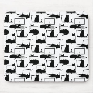 ラップトップに座っている黒猫のパターン マウスパッド