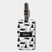 ラップトップに座っている黒猫のパターン ラゲッジタグ (正面縦)