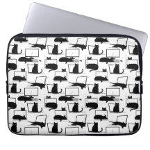 ラップトップに座っている黒猫のパターン