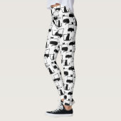 ラップトップに座っている黒猫のパターン レギンス (左)