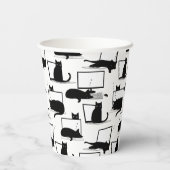 ラップトップに座っている黒猫のパターン 紙コップ (裏面)