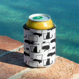 ラップトップに座っている黒猫のパターン 缶クーラー