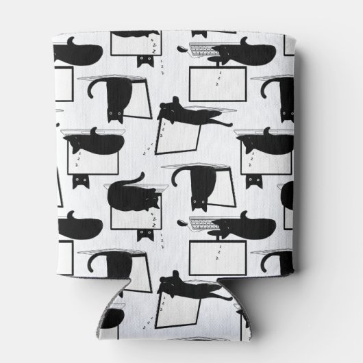 ラップトップに座っている黒猫のパターン 缶クーラー (裏面)