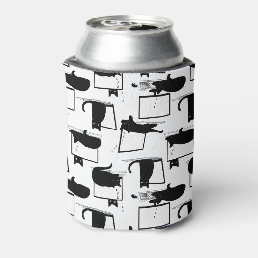 ラップトップに座っている黒猫のパターン 缶クーラー (缶裏面)