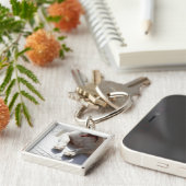 ラップトップに彼の手を置いている犬 キーホルダー (側面)