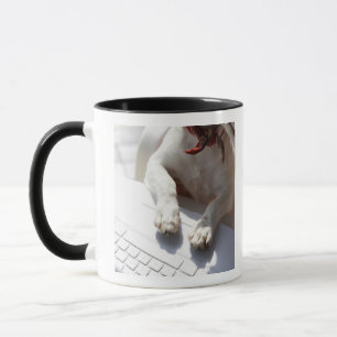 ラップトップに彼の手を置いている犬 マグカップ