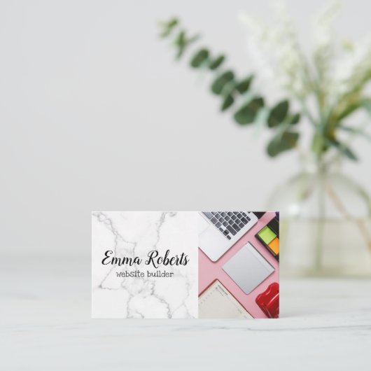 ラップトップのピンクの女性オフィスの仕事Webサイトビルダー 名刺 (スタンド正面)