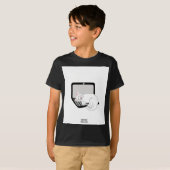 ラップトップの男の子の黒Tシャツで眠っている白猫 Tシャツ (正面フル)