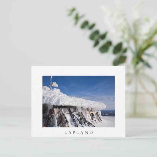 ラップランドのスキー場のスキーと白い文字のポストカード ポストカード (スタンド正面)