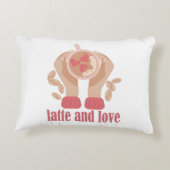 ラテとラブカップ、手とコーヒー引用文 アクセントクッション (裏面)