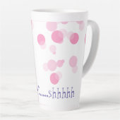 ラテマグカップ、ピンクのドット、"まだ…shhhhhhh カフェラテマグ (右アングル)