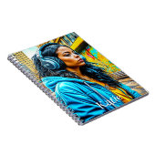 ラテンアメリカ系女性の女の子 – 都市部でヘッドフォンを使う ノートブック (右側)