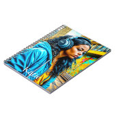 ラテンアメリカ系女性の女の子 – 都市部でヘッドフォンを使う ノートブック (左側)