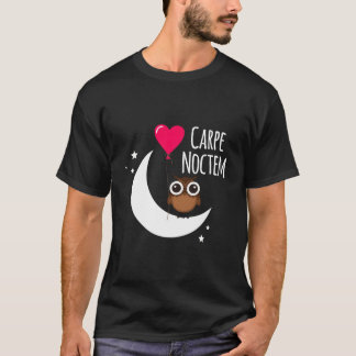 ラテンフレーズCarpe Noctem Moon Stars Owl Carpe Noc Tシャツ