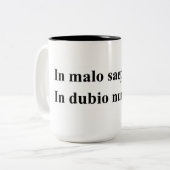 ラテン系のことわざ: "頻繁に悪事、しかし決して不確か" ツートーンマグカップ (正面左)