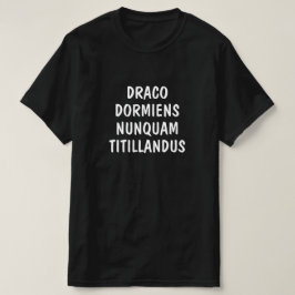 ラテン語:ドラコドミエンスヌンカムtitillandus tシャツ