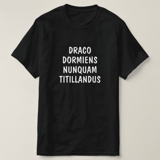 ラテン語：ドラコドミエンスヌンカムtitillandus tシャツ (デザイン正面)