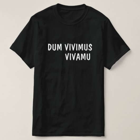 ラテン語：Dum Vivimus, Vivamus Tシャツ (デザイン正面)
