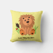 ラディバグのある草の中の可愛いライオン クッション (正面)