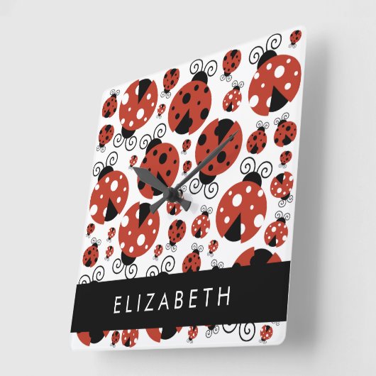 ラディバグのパターン，赤いラディバグ，あなたの名前 スクエア壁時計 (傾斜)