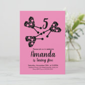 ラディバグモダンバグ幾何学誕生日ピンク 招待状 (スタンド正面)