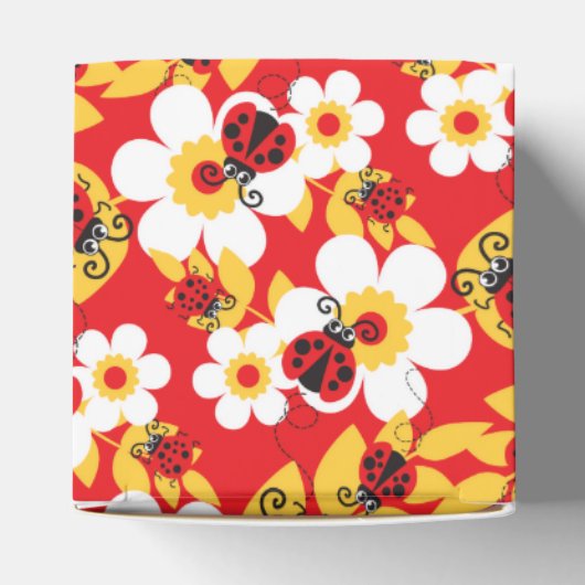 ラディバグ赤いパターン（の模様が）ある子供のパーティーまたはイースターボックス フェイバーボックス (上部)