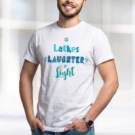 ラトケスの笑いとライトブルーのタイポグラフィ ハヌカのお祝い Tシャツ