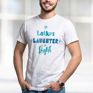 ラトケスの笑いとライトブルーのタイポグラフィ ハヌカのお祝い Tシャツ