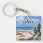 ラトビアのバルト海付近の白い砂のビーチ キーホルダー (正面)