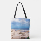 ラトビアのバルト海付近の白い砂のビーチ トートバッグ (裏面)