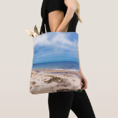 ラトビアのバルト海付近の白い砂のビーチ トートバッグ (クローズアップ)