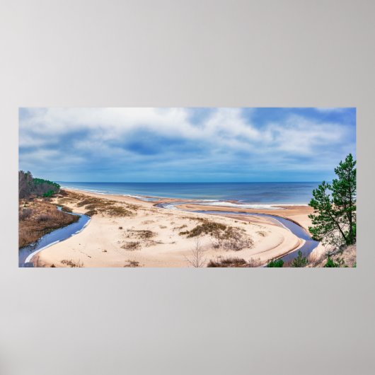 ラトビアのバルト海付近の白い砂のビーチ ポスター (正面)