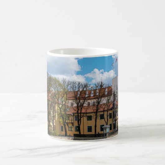 ラトビアのリガで晴れた日のリガ城 コーヒーマグカップ (中央)