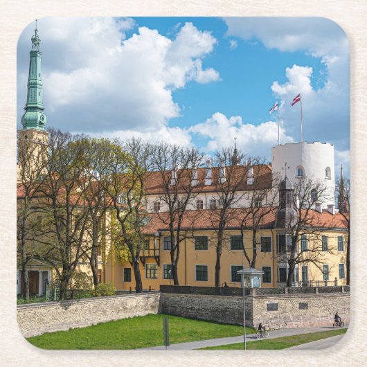 ラトビアのリガで晴れた日のリガ城 スクエアペーパーコースター (正面)