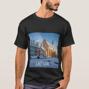 ラトビアのリガの冬の聖ペテロ教会 Tシャツ